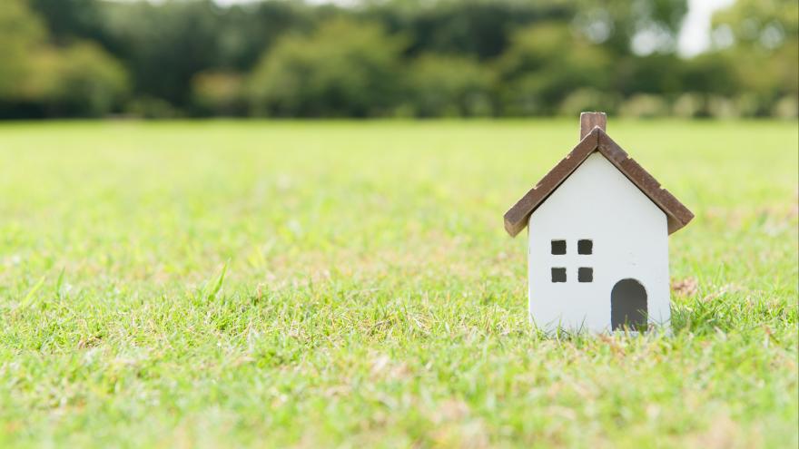 Kleines Haus steht auf Wiese