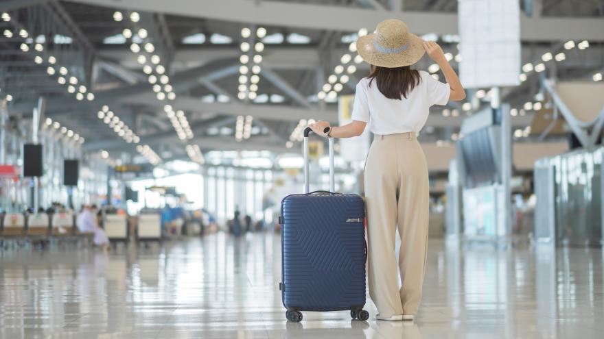 Frau schaut sich am Flughafen um