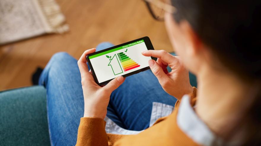 Frau checkt Energieeffizienz