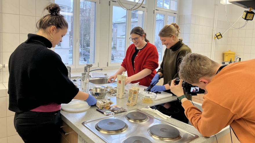 Diätassistentinnen bereiten gemeinsam haltbare Mahlzeit vor