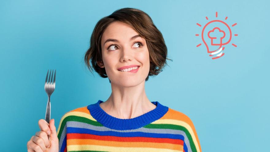 Junge Frau hält Gabel in der Hand