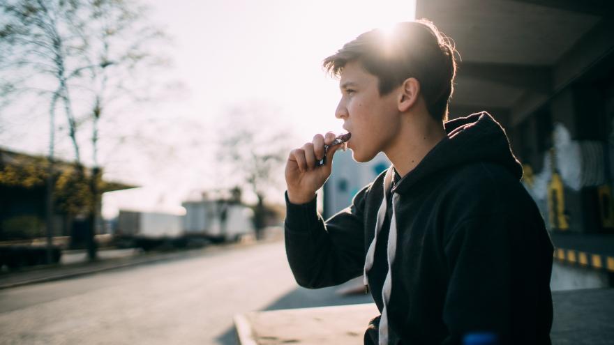 Junge isst Proteinriegel