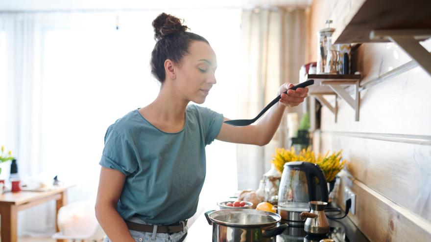 Frau kocht warmes Essen