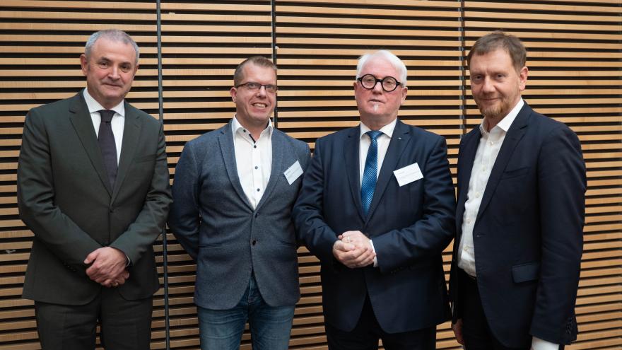 v.l.: Michael Welsch, Landesbeauftragter für Inklusion, Ralph Beckert, Landesgeschäftsführer Sozialverband VdK Sachsen e. V. und Vorsitzender des  Landesbeirats für Inklusion der Menschen mit Behinderungen, Bernd Wiesner, Landesbeirat für Inklusion der Menschen mit Behinderungen, Michael Kretschmer, Ministerpräsident Freistaat Sachsen (©