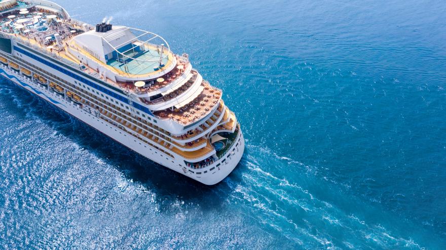 Kreuzfahrtschiff auf dem Wasser