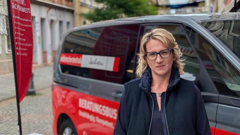 Arleen Becker vor dem Beratungsbus