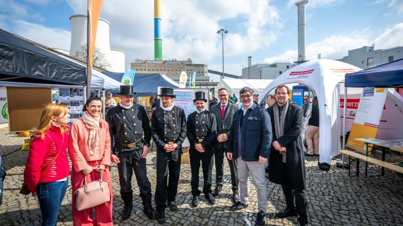 Menschen stehen in einer Reihe