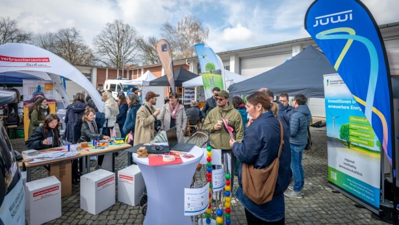 Menschen stehen an einem Informationsstand
