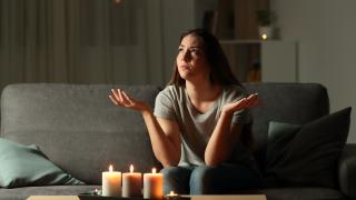 Stromsperren nehmen zu: Verbraucher sitzen im Dunkeln. Foto: Antonioguillem - Adobe Stock