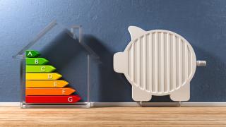 Effizienzlabel neben einem Haus als Sparschwein