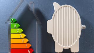 Effizienzlabel neben einem Heizkörper als Sparschwein