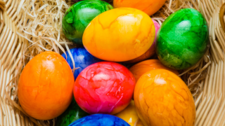 gefärbte Ostereier liegen in einem Korb