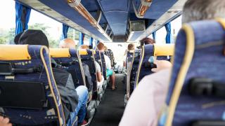 Urlauber sitzen in einem Reisebus