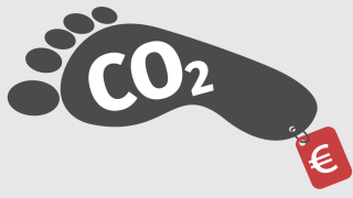 Ein Fußabdruck mit dem Wort CO2 und einem Preisschild