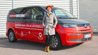 Beraterin vor dem Beratungsbus für Ostsachsen