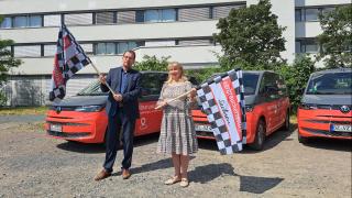 Andreas Eichhorst udn Sozialministerin Petra Köpping vor den neuen Beratungsbussen der Verbraucherzentrale Sachsen