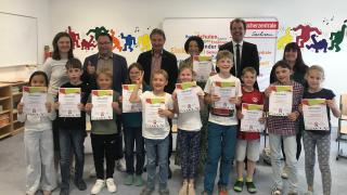 Schüler*innen, Lehrkräfte und Gäste bei der Urkundenübergabe zur nachhaltigen Modellschule in der Regenbogenschule Taucha