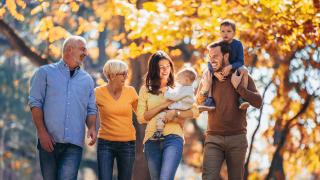 Familie im Park. 3 Generationen