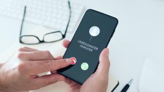 Person legt bei Anruf einer unbekannten Nummer auf