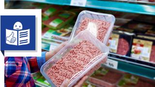 Jemand hält zwei Packungen mit Hackfleisch in den Händen.