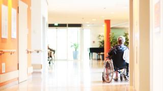 Frau im Rollstuhl im Pflegeheim