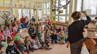 Gewinnerin des Wettbewerbs spielt vor Kita-Kindern ein Puppentheater