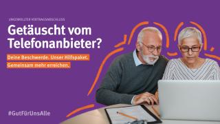Ein älteres Paar sitzt gemeinsam vor einem Laptop und wirkt konzentriert. Der Mann trägt eine Brille und ein graues Oberteil, die Frau hat kurze graue Haare und trägt eine Brille sowie eine gestreifte Bluse. Im Hintergrund steht auf violettem Hintergrund die Frage: "Getäuscht vom Telefonanbieter?" sowie ein Aufruf zur Beschwerde. Orangefarbene grafische Elemente umrahmen das Paar.