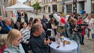 Medien, Verbraucher*innen und geladene Gäste auf der Eröffnung