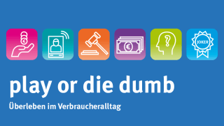 Die Titelseite des digitalen Kartenspiels mit der Aufschrift "Play or die dumb".