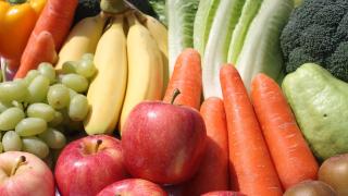 Obst und Gemüse liegen in einer Auslage