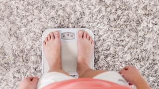 BMI-Rechner: Eine Person steht auf einer Waage