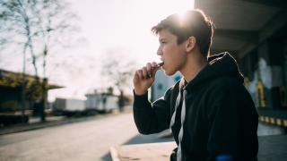 Junge isst Proteinriegel