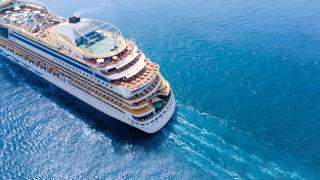 Kreuzfahrtschiff auf dem Wasser