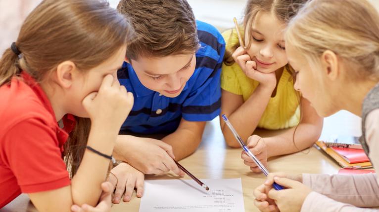 Schulkinder bei der Gruppenarbeit