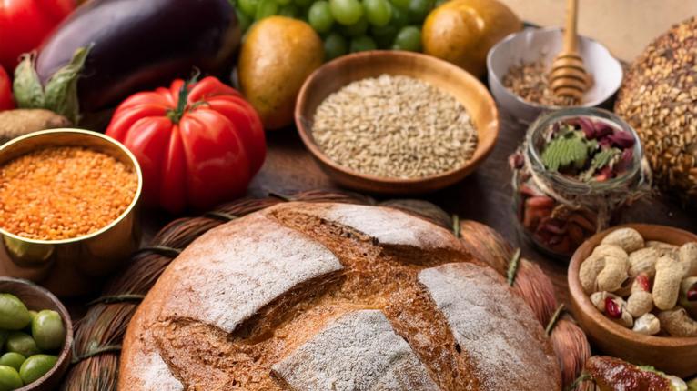 Brot, Obst, Gemüse auf einem Tisch